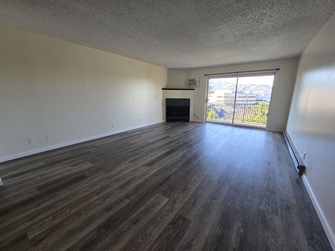 1364 Se Court Ave - Photo 3 of 18