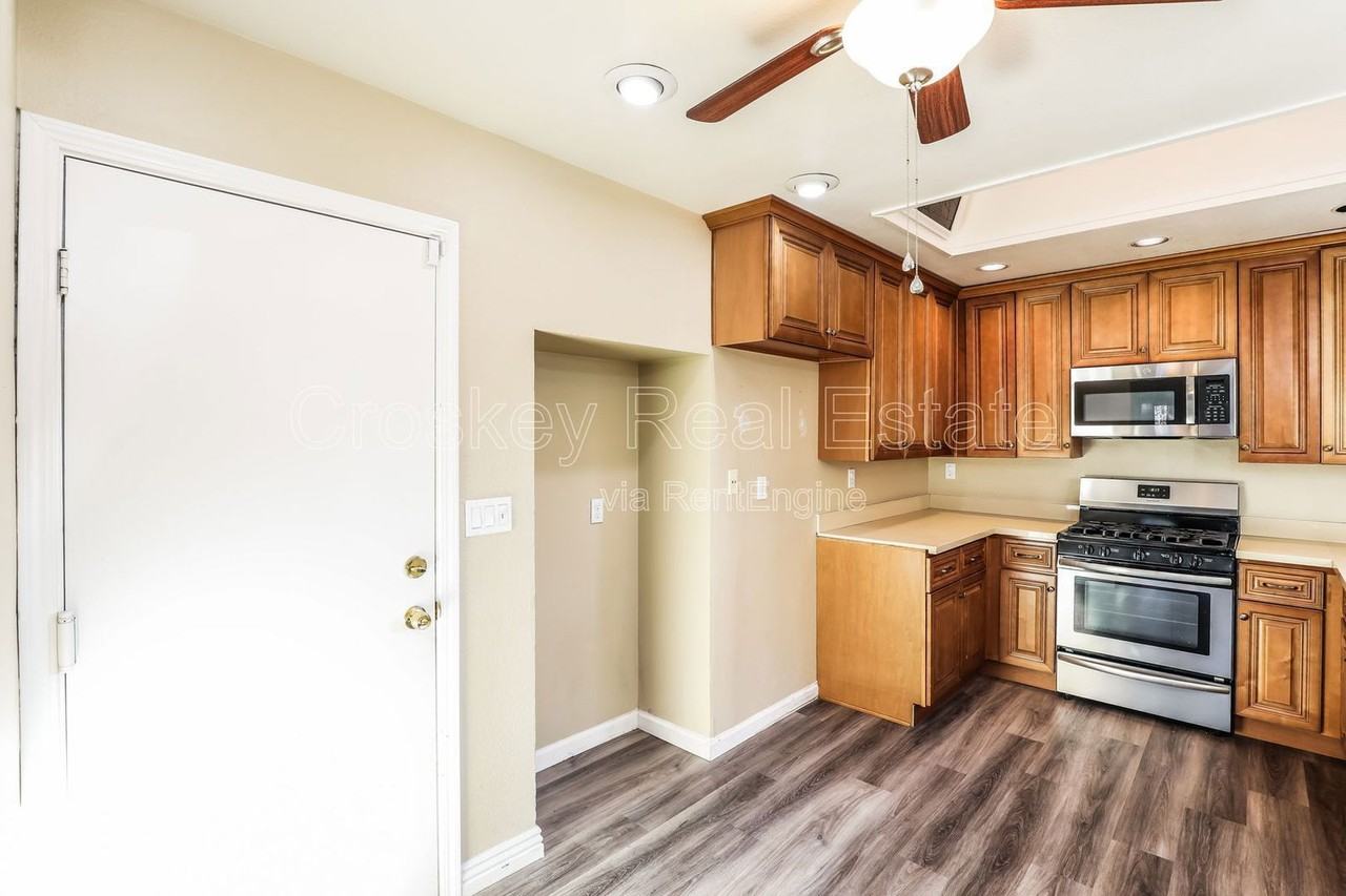 2412 Pecan St - Photo 3 of 16