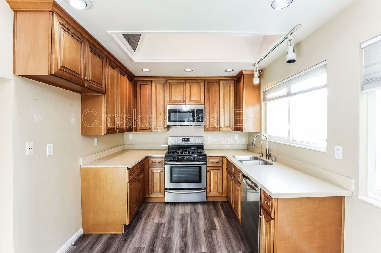 2412 Pecan St - Photo 4 of 16