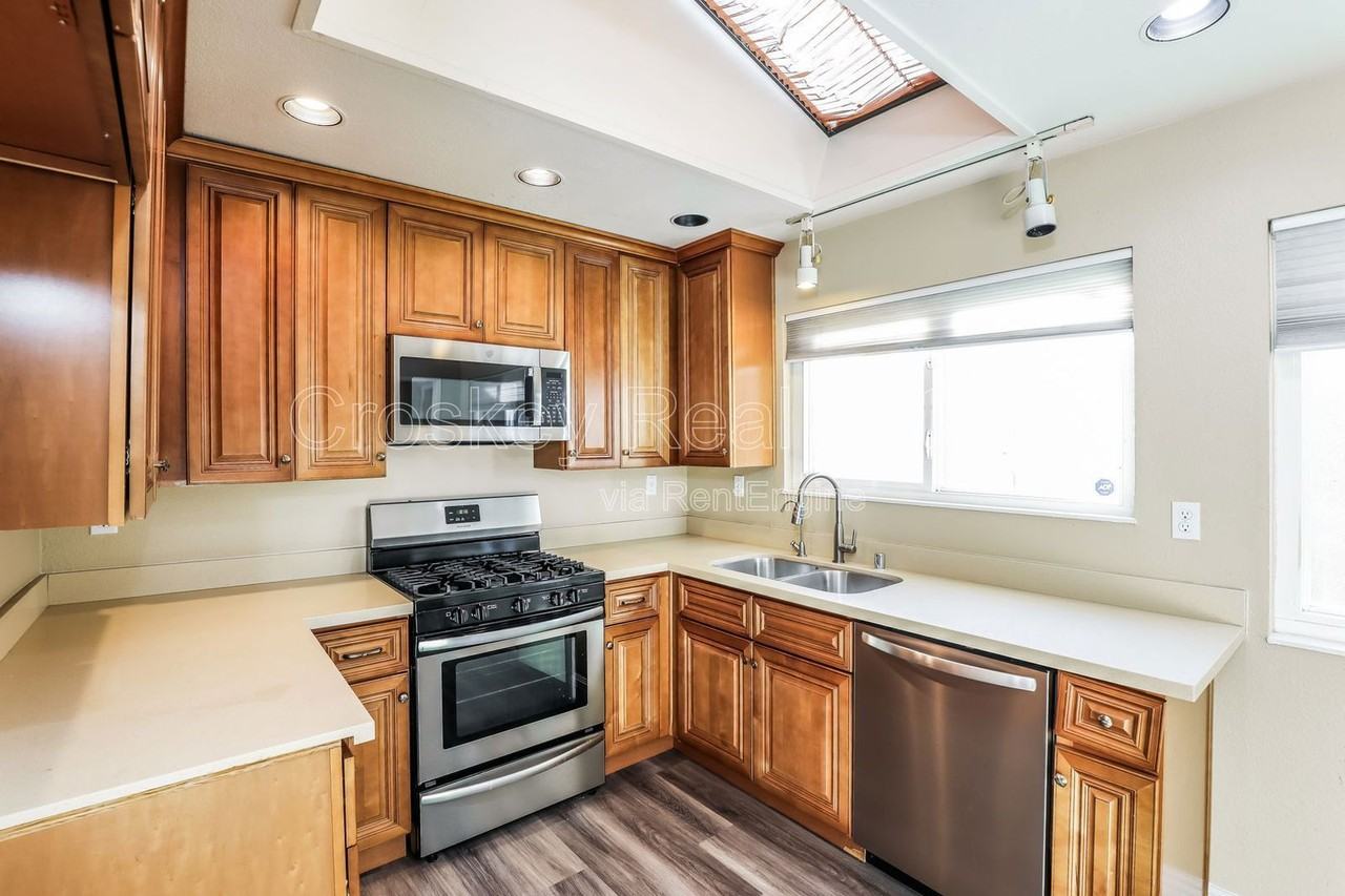 2412 Pecan St - Photo 6 of 16