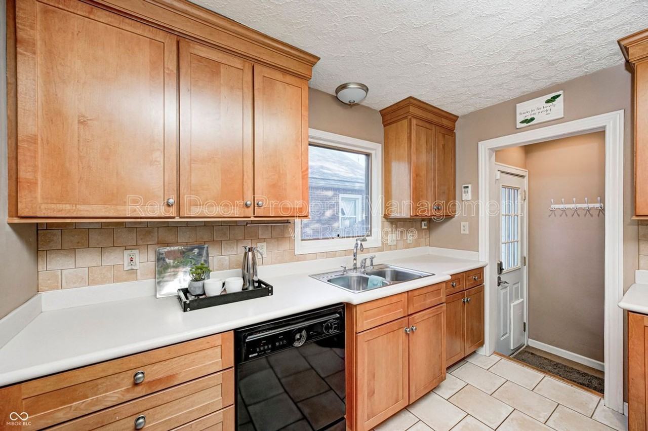 6115 Indianola Ave - Photo 7 of 31