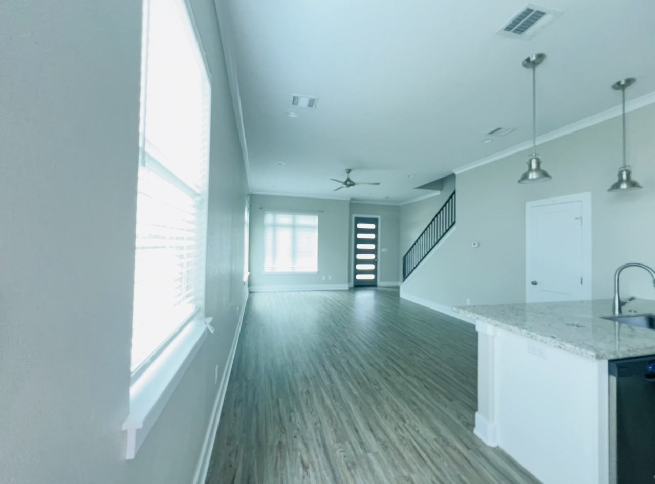 308 Poplar St #1 - Photo 5 of 32