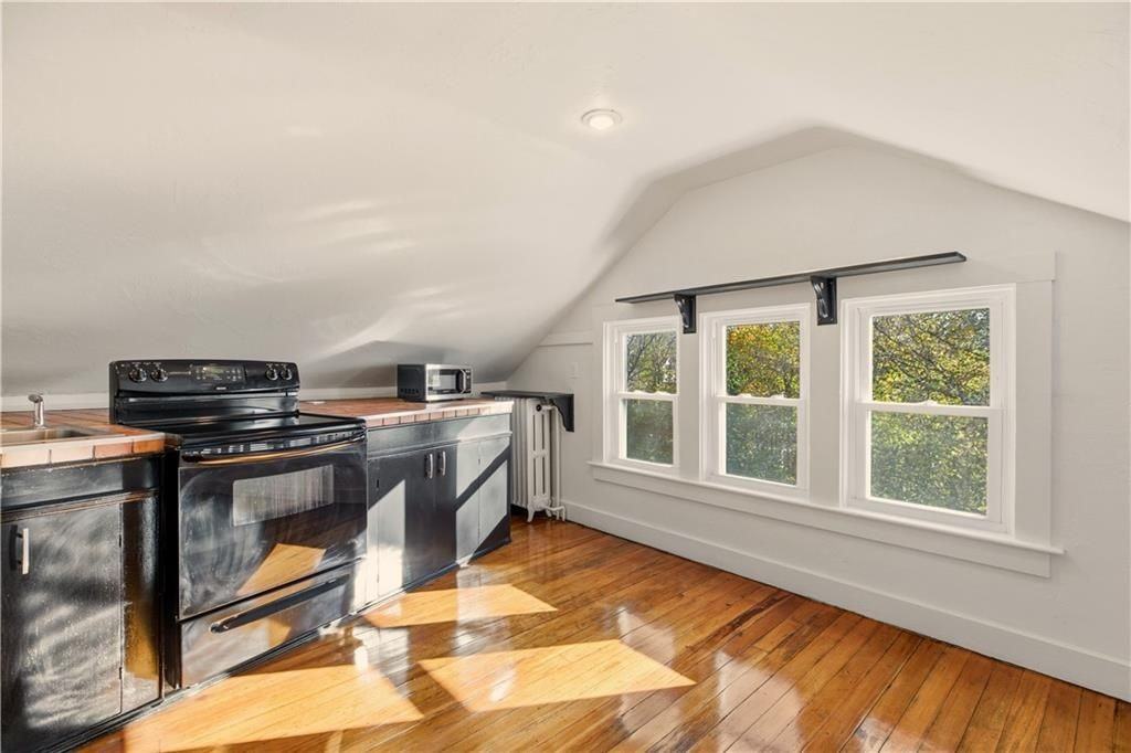 31 Bayside Ave ##4 - Photo 6 of 25