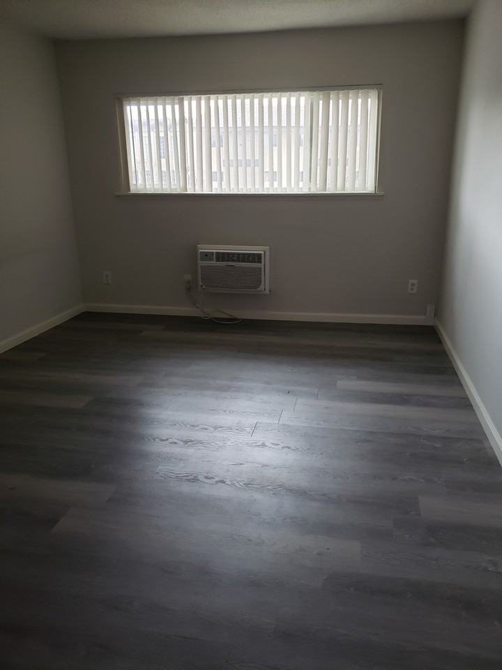 5150 Woodman Ave #26 - Photo 7 of 11