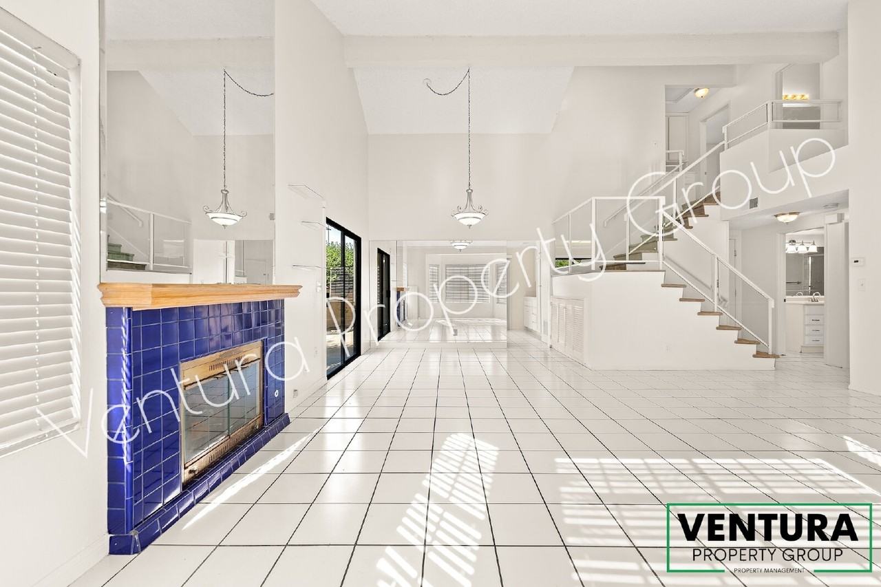 403 Las Palomas Dr - Photo 4 of 30