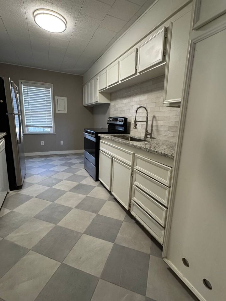 2514 29th St - Photo 5 of 8