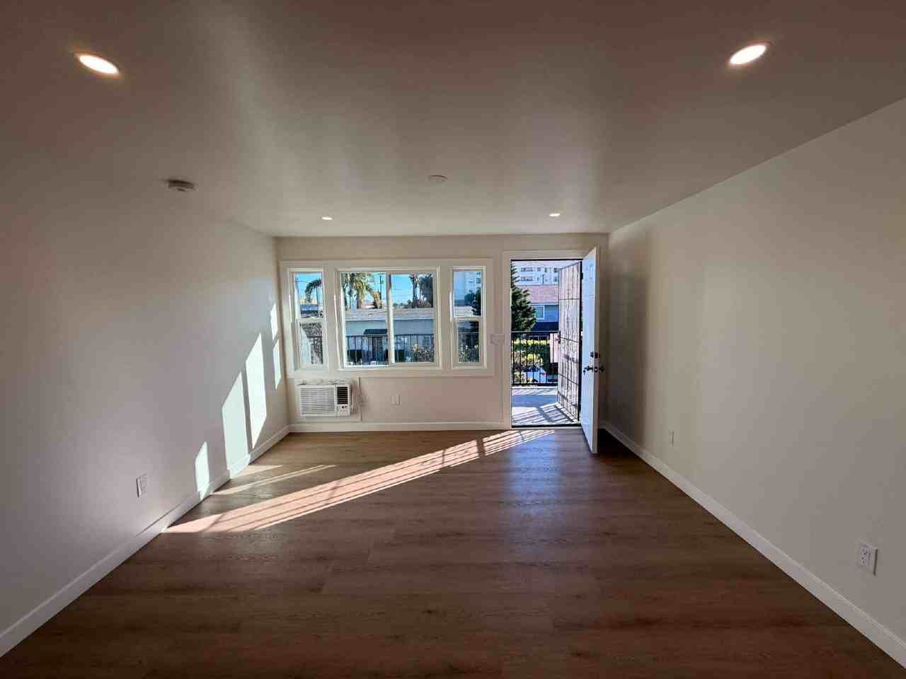 1447 Linden Ave - Photo 3 of 20