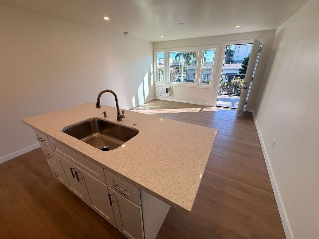 1447 Linden Ave - Photo 4 of 20