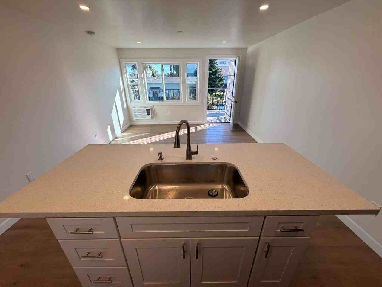 1447 Linden Ave - Photo 5 of 20