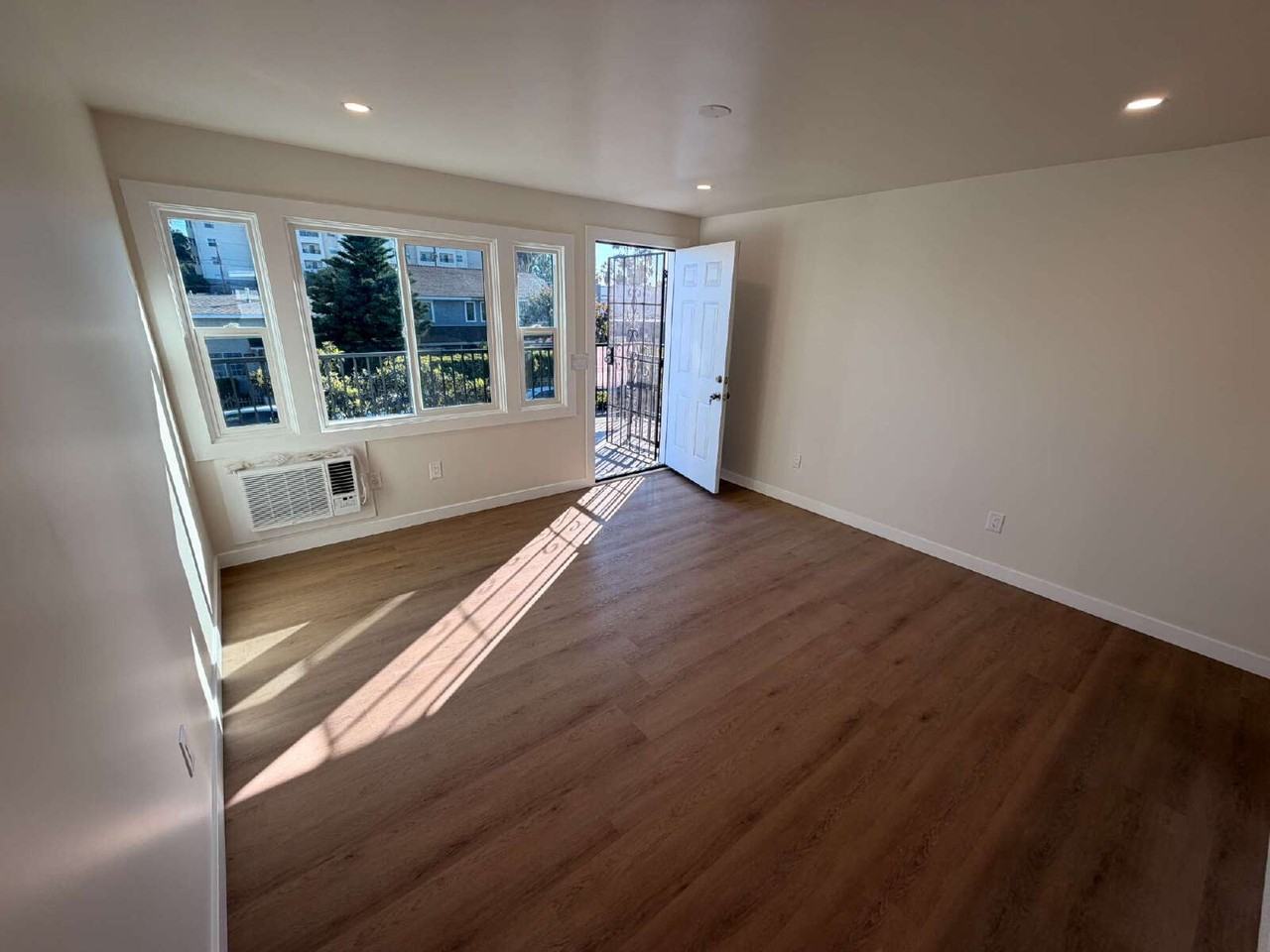 1447 Linden Ave - Photo 7 of 20