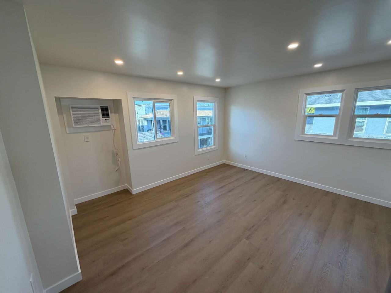 1449 Linden Ave - Photo 7 of 20