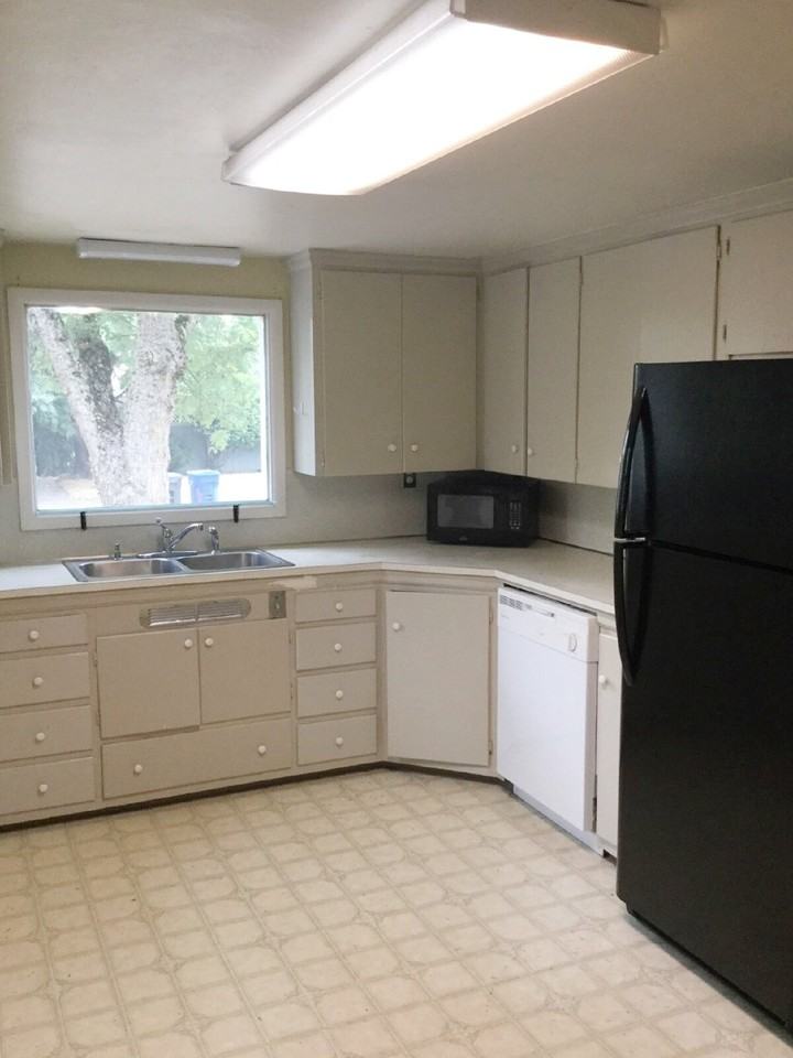 2009 Hilyard St - Photo 4 of 13