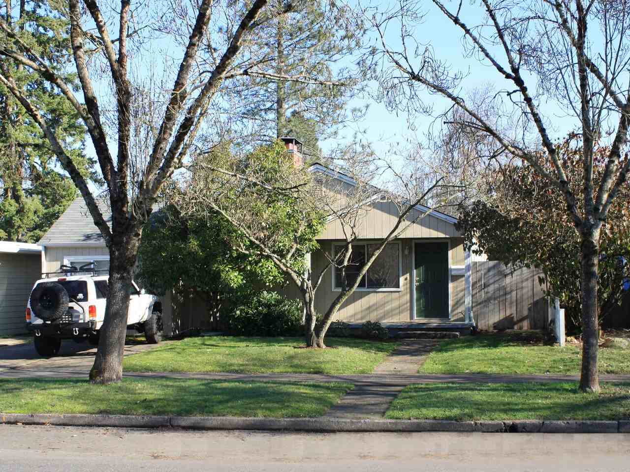 2121 Hilyard St - Photo 2 of 10