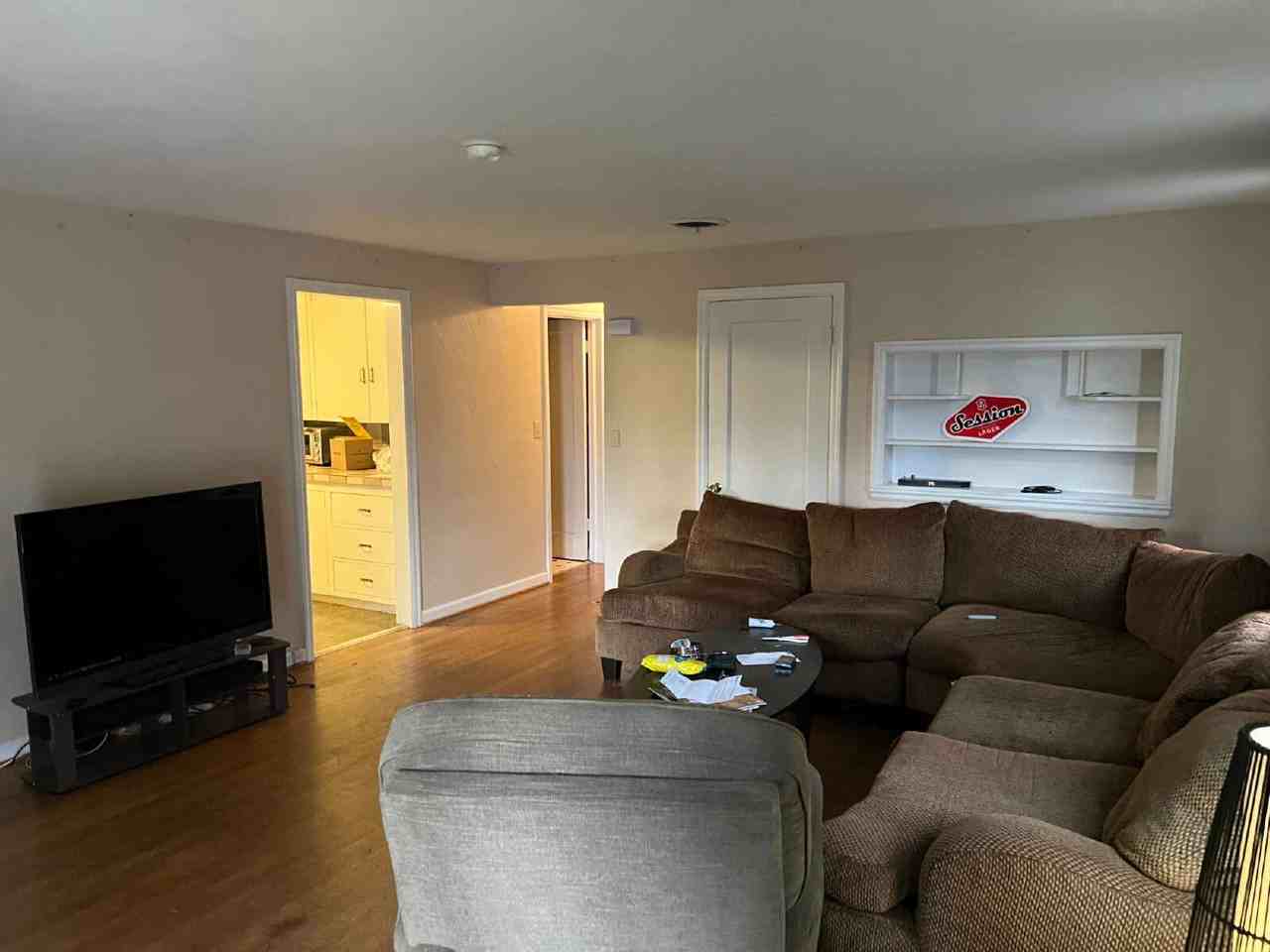 2121 Hilyard St - Photo 3 of 10