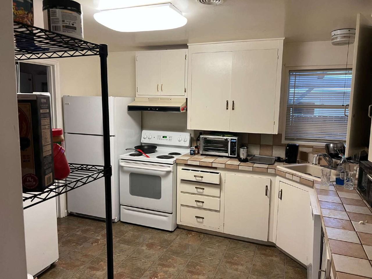 2121 Hilyard St - Photo 4 of 10