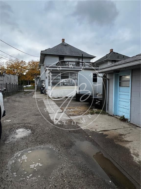 734 Phillips Ave #B - Photo 2 of 12