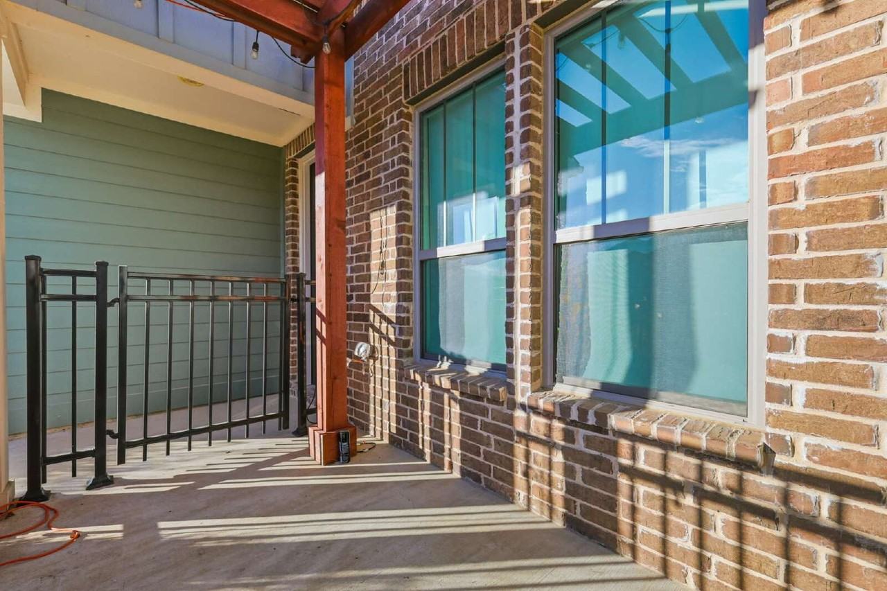 1044 3rd St - Photo 7 of 27