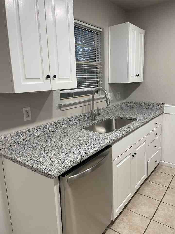 516 Marion St - Photo 5 of 12