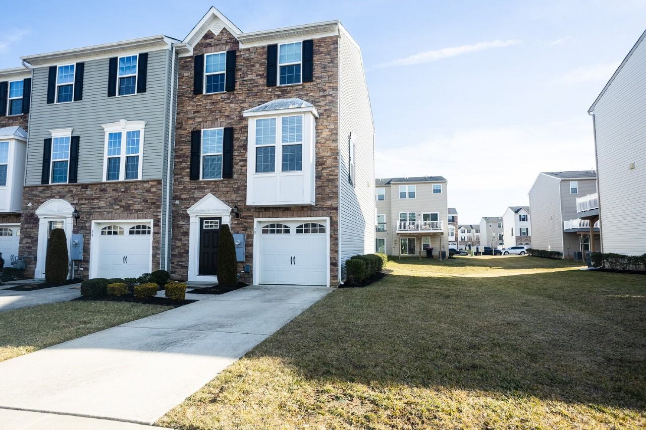 75 Village Green Ln - Photo 4 of 39