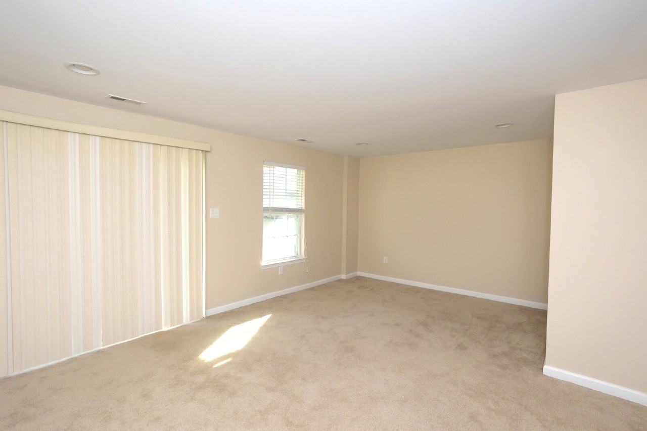 75 Village Green Ln - Photo 5 of 39