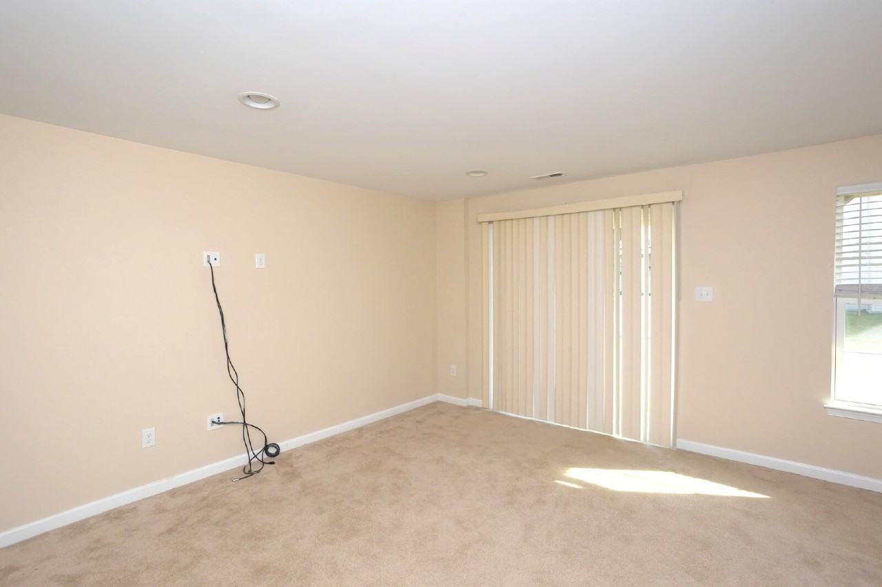 75 Village Green Ln - Photo 6 of 39