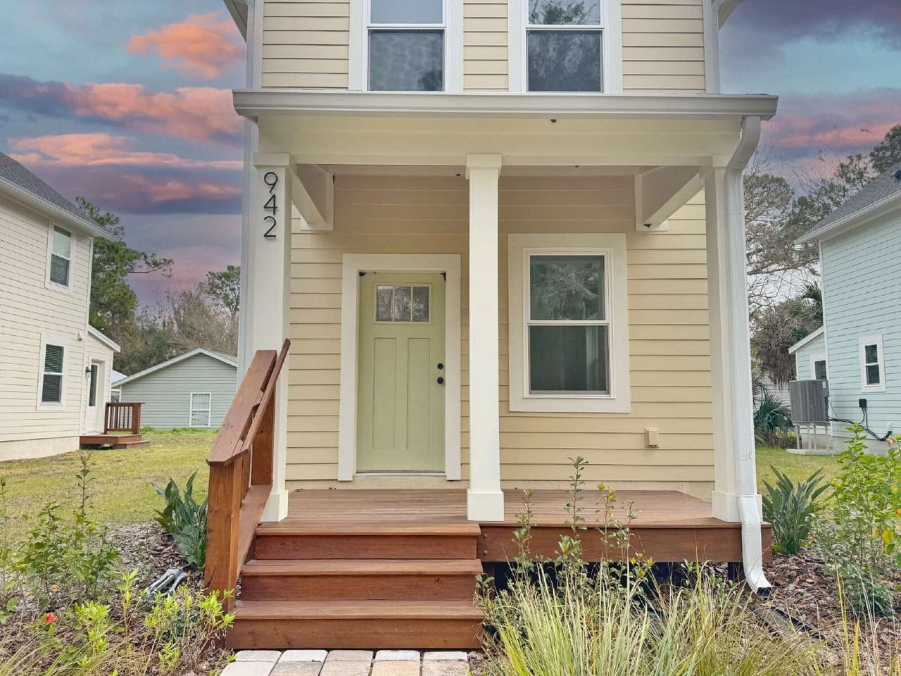 942 Alexander St - Photo 2 of 30