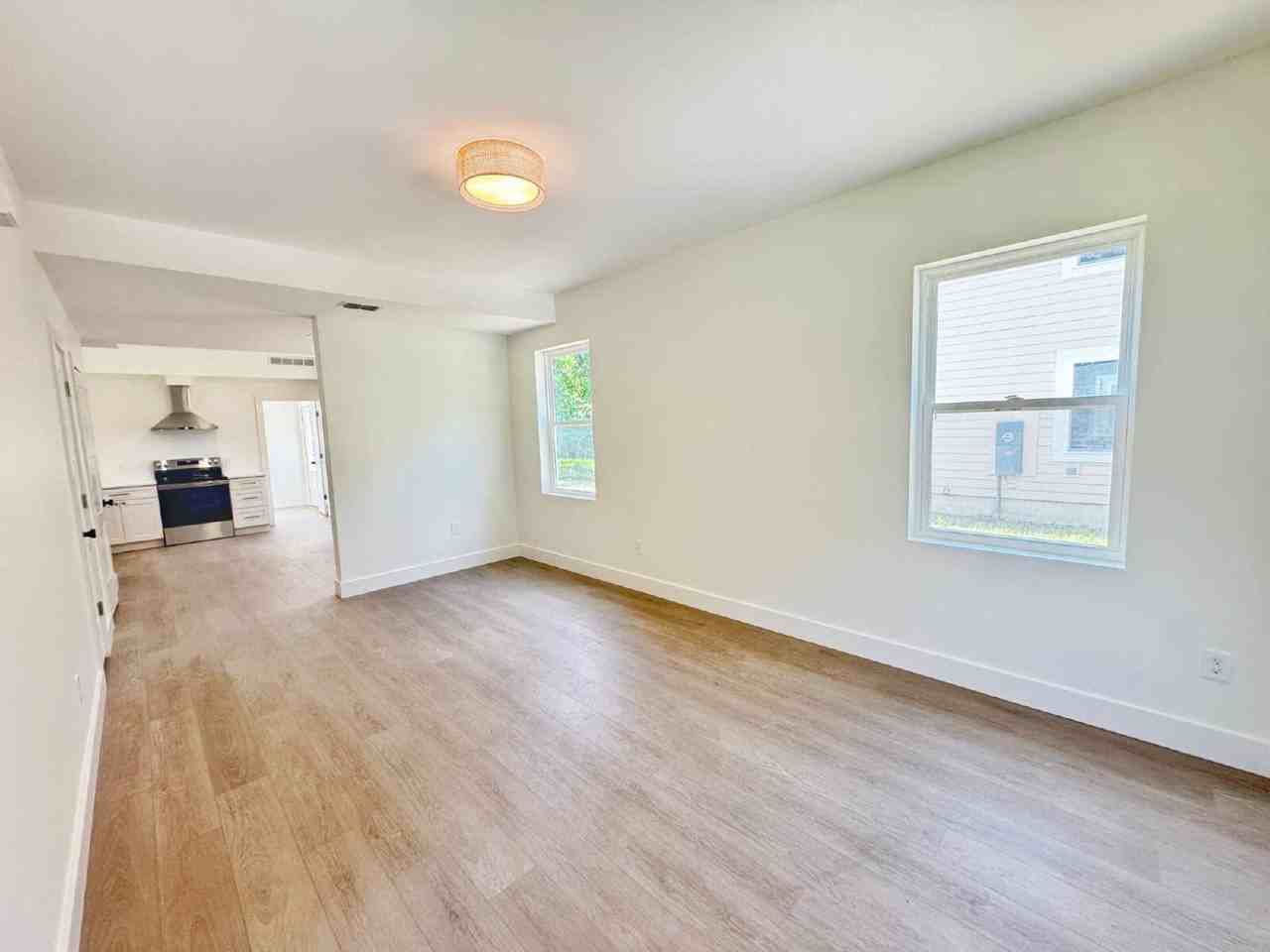 942 Alexander St - Photo 3 of 30