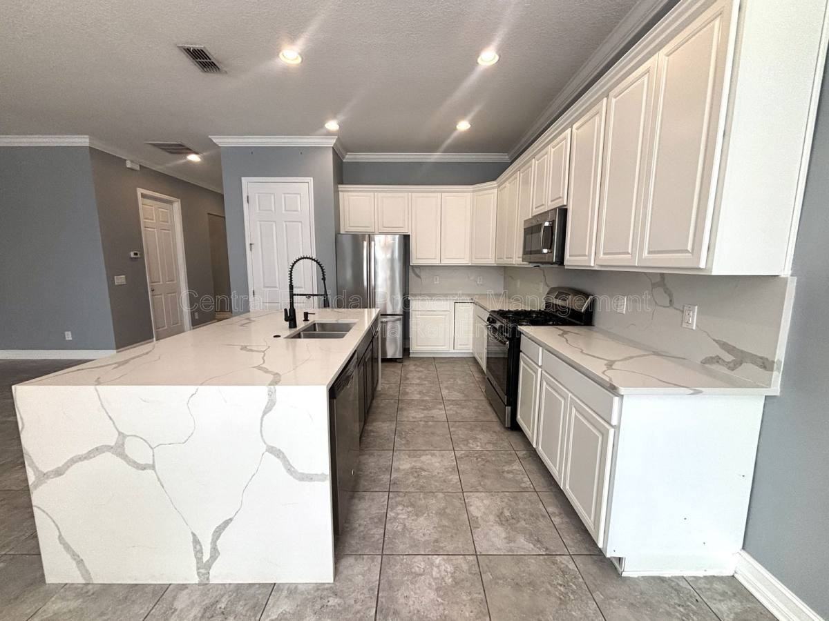 984 Maypole Dr - Photo 2 of 10
