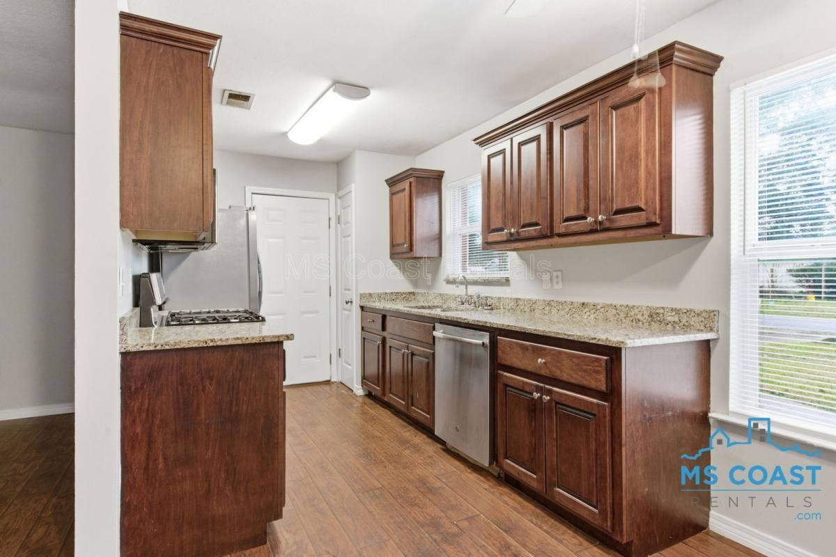 208 Charles Ave - Photo 3 of 10