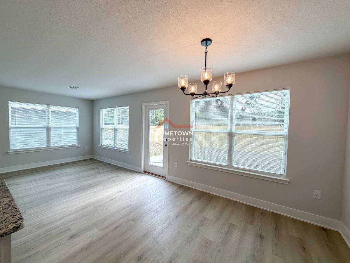 8049 Westpointe Ln - Photo 2 of 10