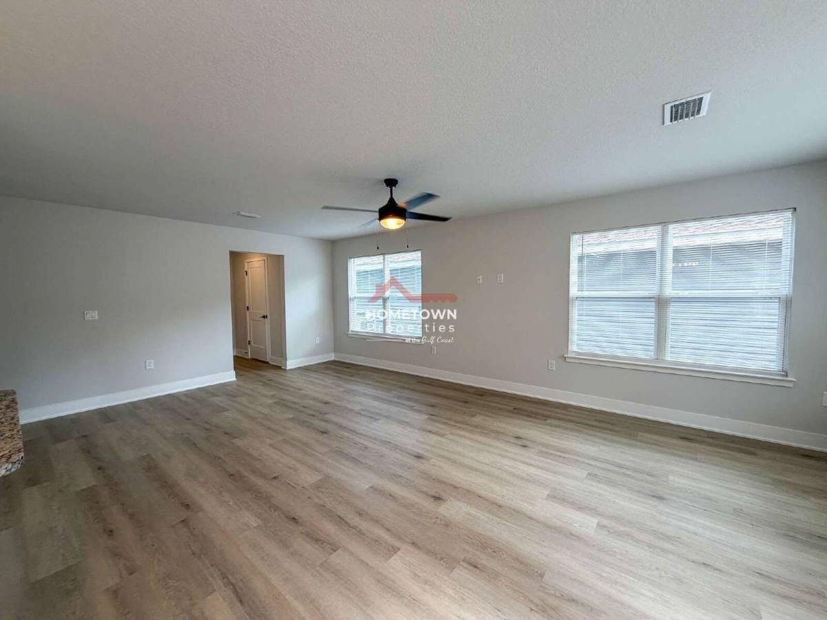 8049 Westpointe Ln - Photo 3 of 10