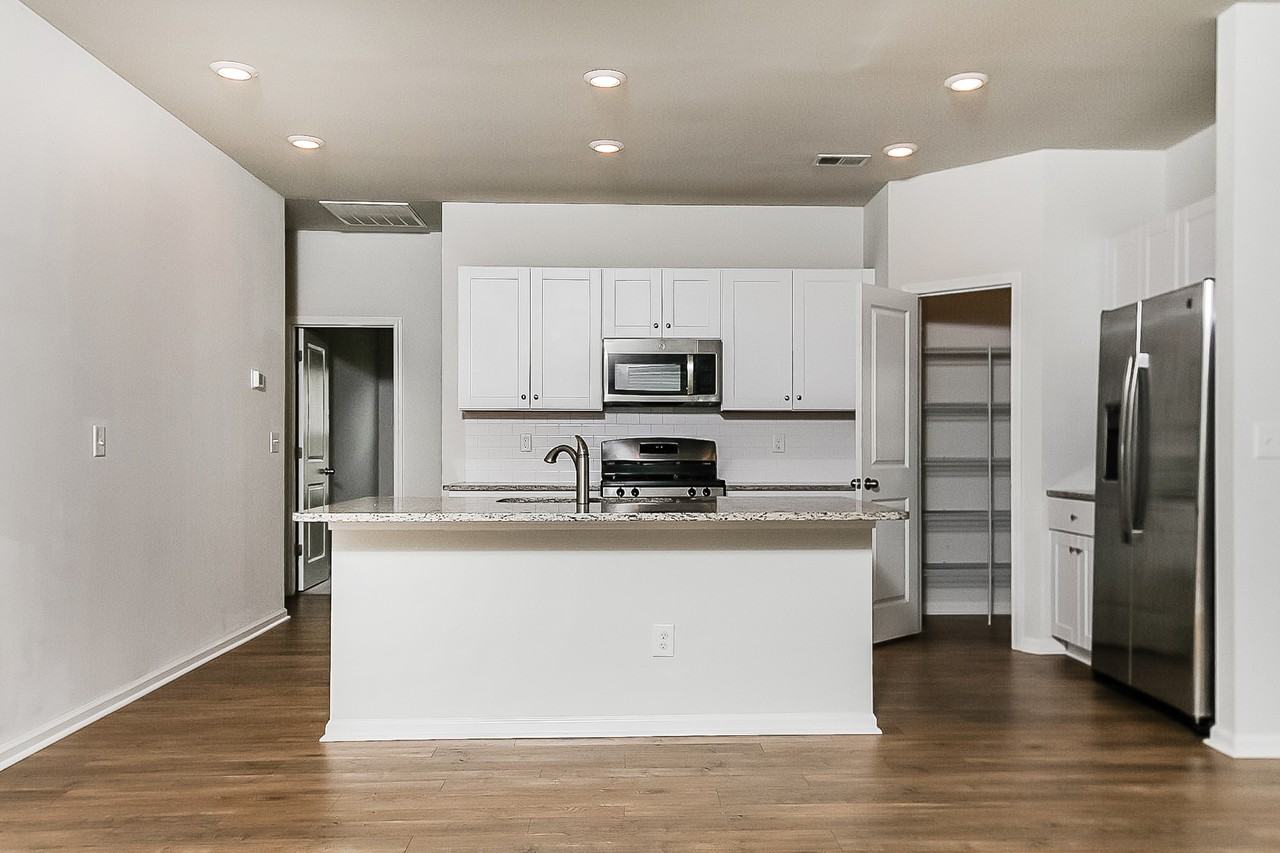 143 S Reindeer Rd - Photo 7 of 17