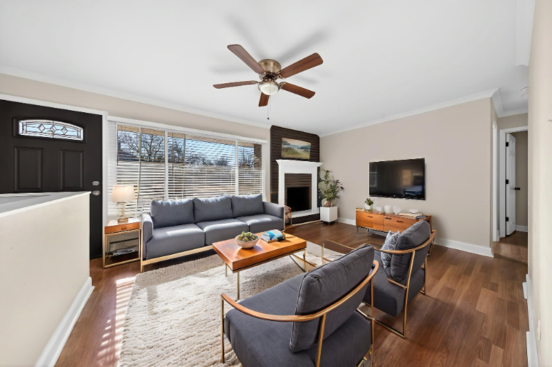 210 E Madison St - Photo 2 of 22