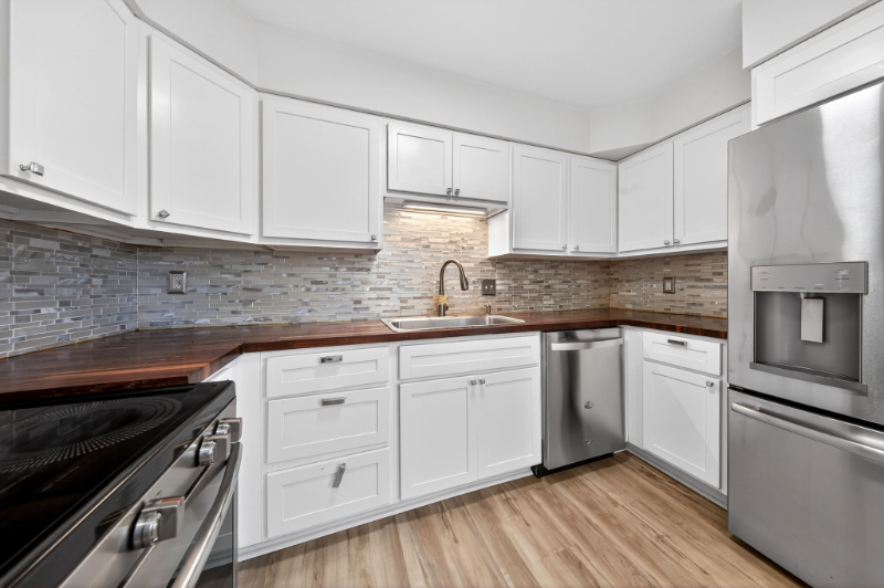 210 E Madison St - Photo 3 of 22