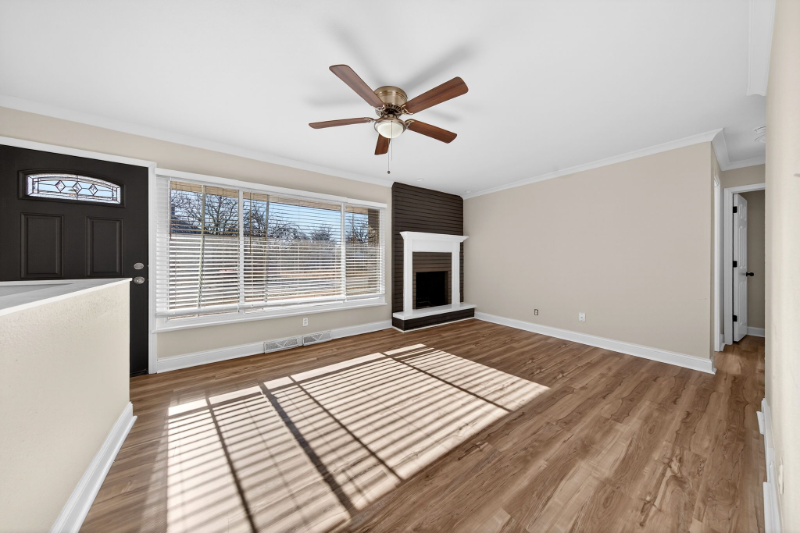 210 E Madison St - Photo 4 of 22