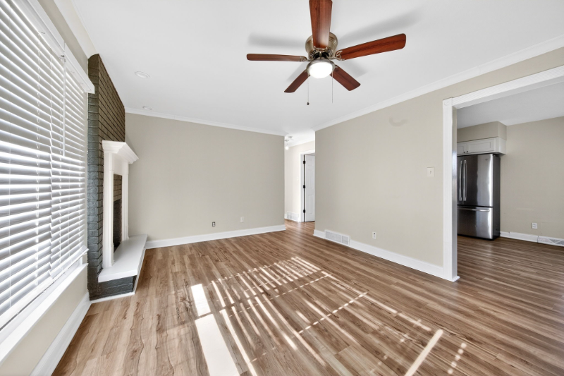 210 E Madison St - Photo 6 of 22