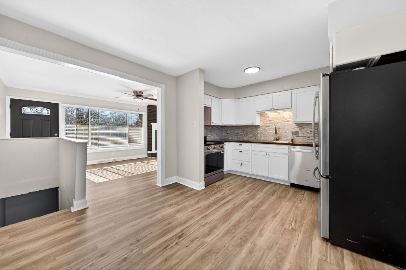 210 E Madison St - Photo 7 of 22