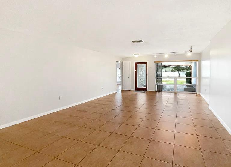 8915 Nw 11th St - Photo 3 of 13