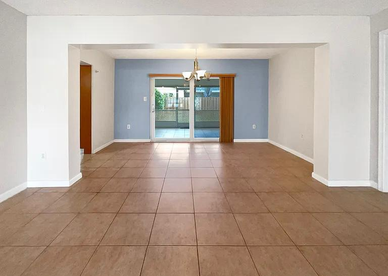 8915 Nw 11th St - Photo 5 of 13