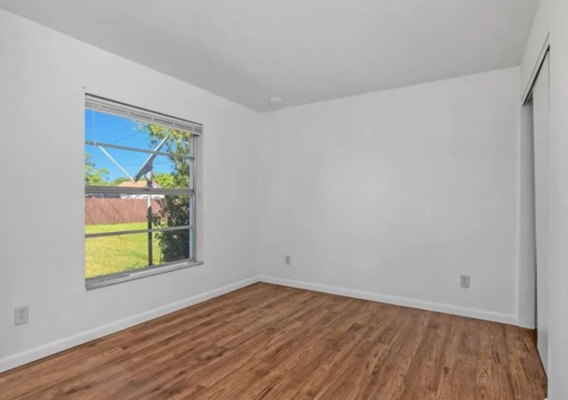 1143 Joel Blvd - Photo 6 of 8