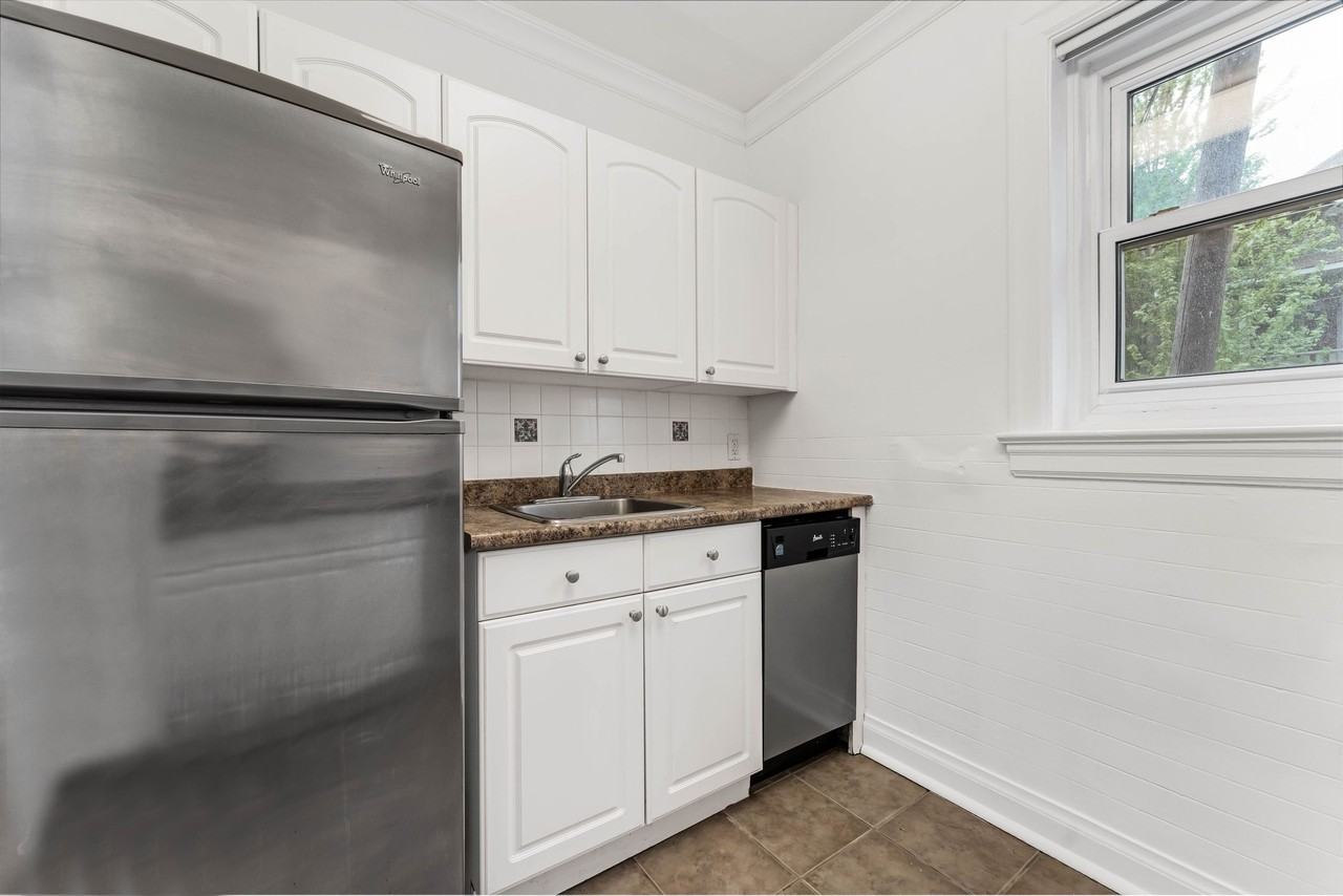 235 Charlotte St - Photo 2 of 12