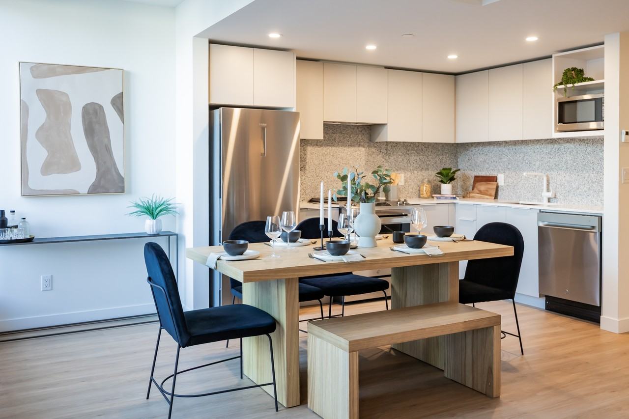 Comma King George - Photo 3 of 32