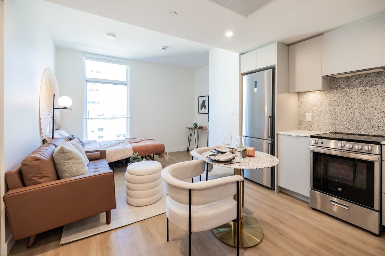 Comma King George - Photo 6 of 32