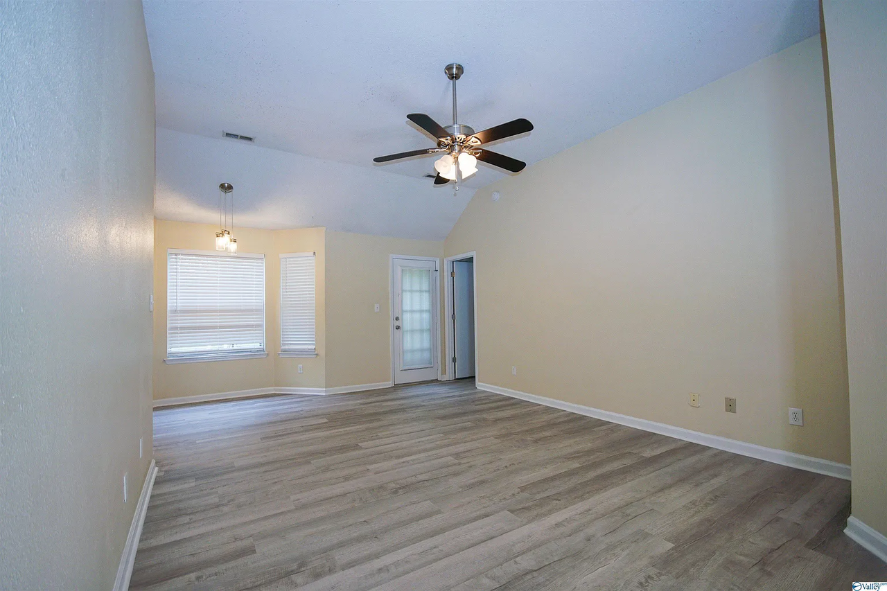 102 Vistawood Court - Photo 4 of 23