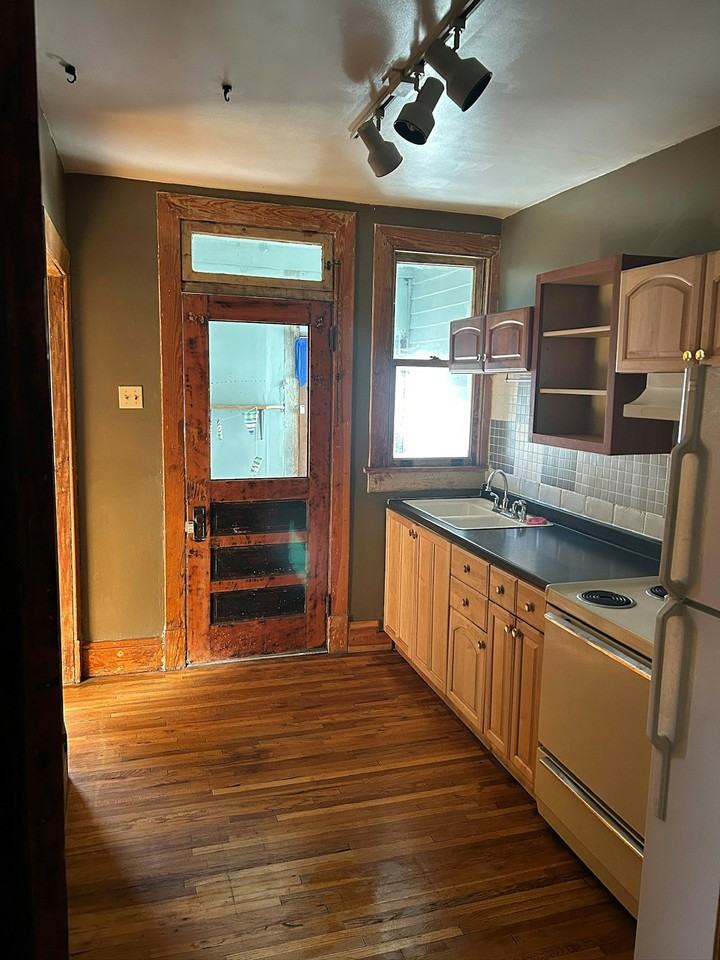 1404 Hawkins St - Photo 4 of 6