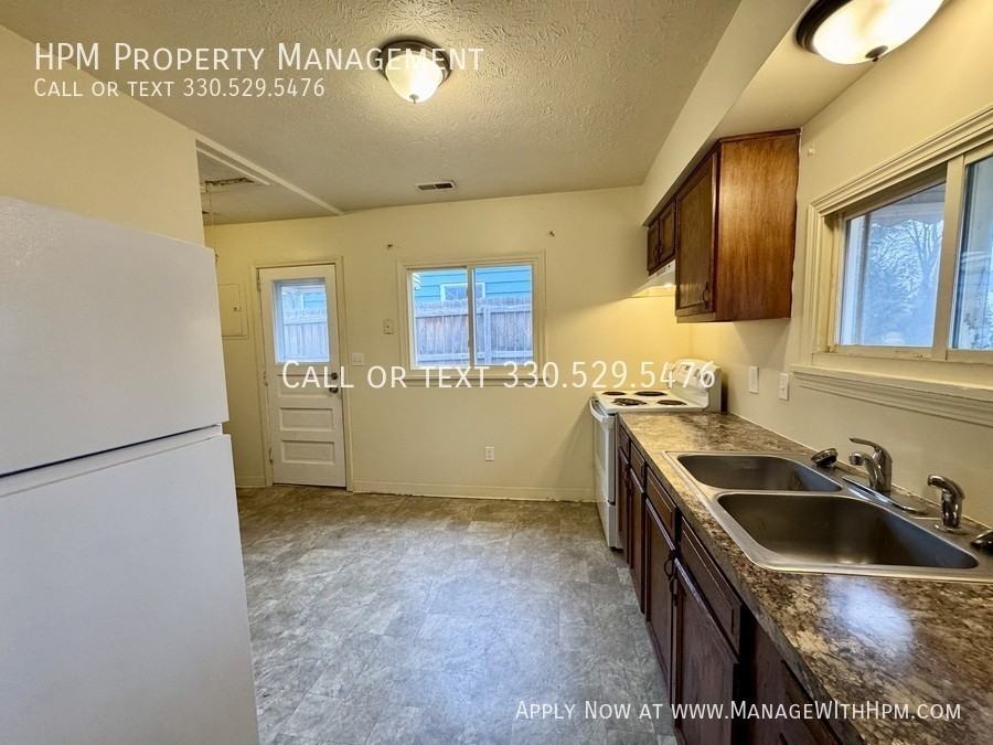 1062 Merton Ave - Photo 3 of 11