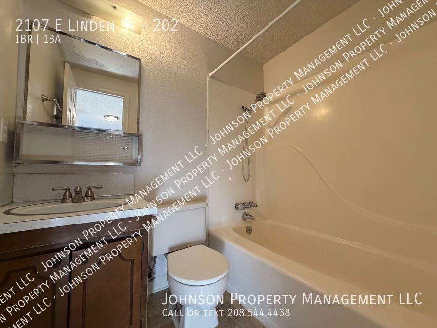 2107 E Linden St #202 - Photo 7 of 9