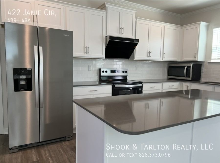 422 Janie Cir - Photo 3 of 15