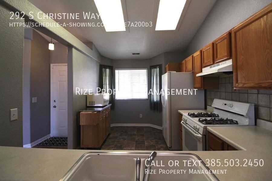 292 Christine Way - Photo 3 of 21