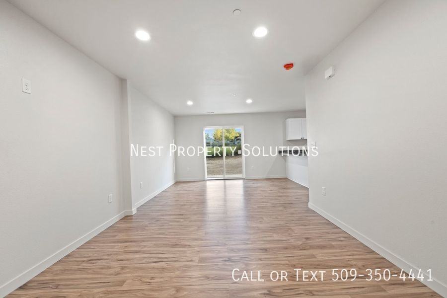 215 W 1st St #2 - Photo 3 of 50